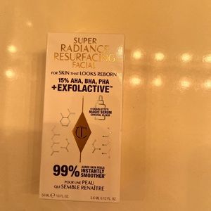 Charlotte Tilbury Super Radiance Resurfacing
AHA + BHA + PHA Facial Exfoliating